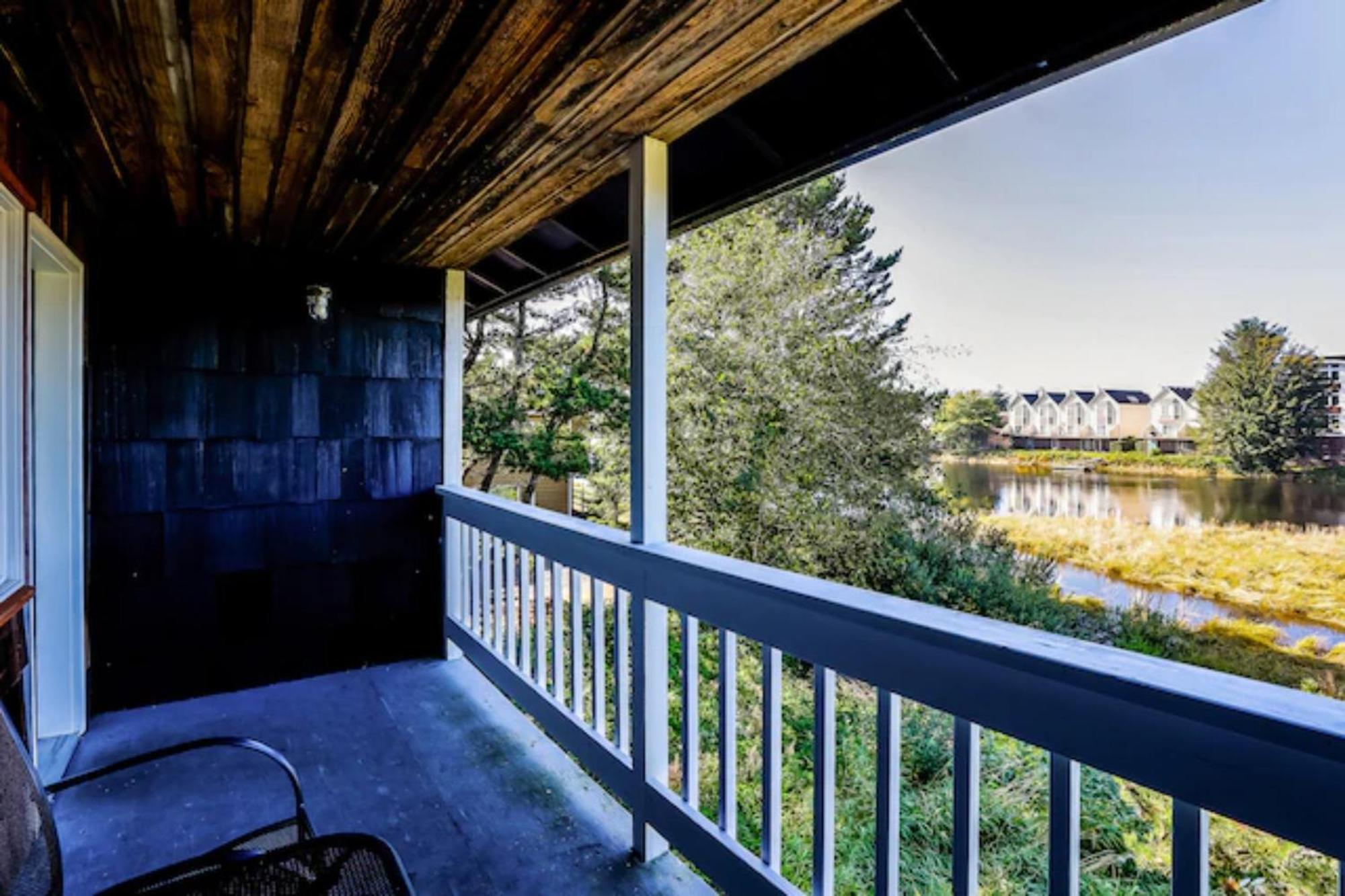 Coast River Inn By Oyo Seaside Exteriör bild
