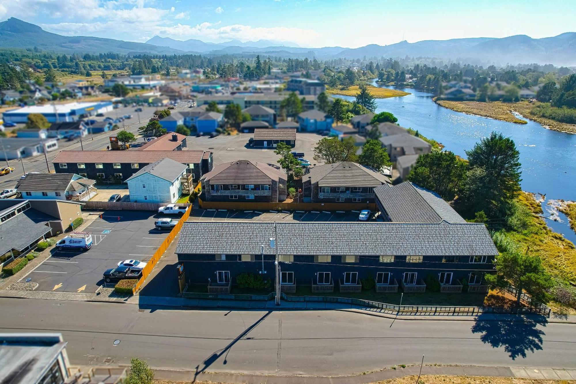 Coast River Inn By Oyo Seaside Exteriör bild